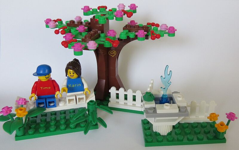 Resmi LEGO® Frühlingsszene mit gravierten Minifiguren & Baumschnitzerei