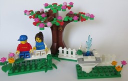 Bild von LEGO® Frühlingsszene mit gravierten Minifiguren & Baumschnitzerei